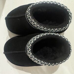 UGG Tasman Black Plush slippers sz 6